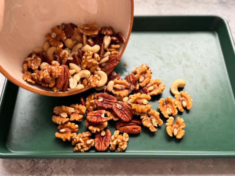 אגוזים מתובלים מקורמלים לאירוח