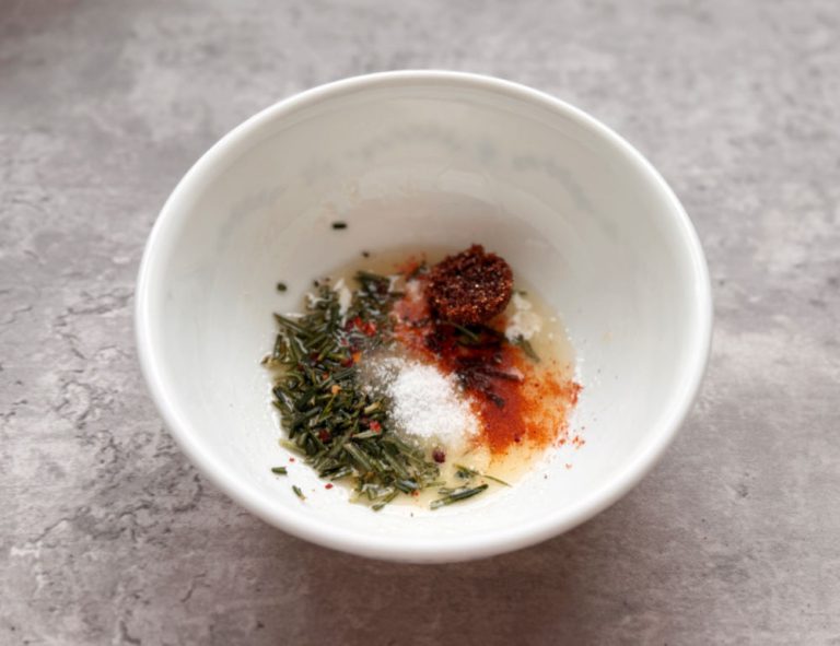 אגוזים מתובלים מקורמלים לאירוח